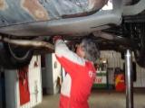 Bastelarbeit am Auspuff